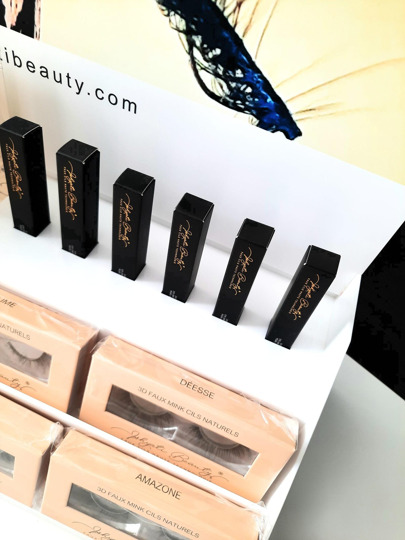 Photo en détail d'un Présentoir de Faux Cils par Ishyati Beauty une boutique en ligne France