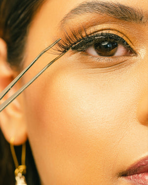 Étape 5 - Placez la bande sur le trait d'eyeliner magnétique