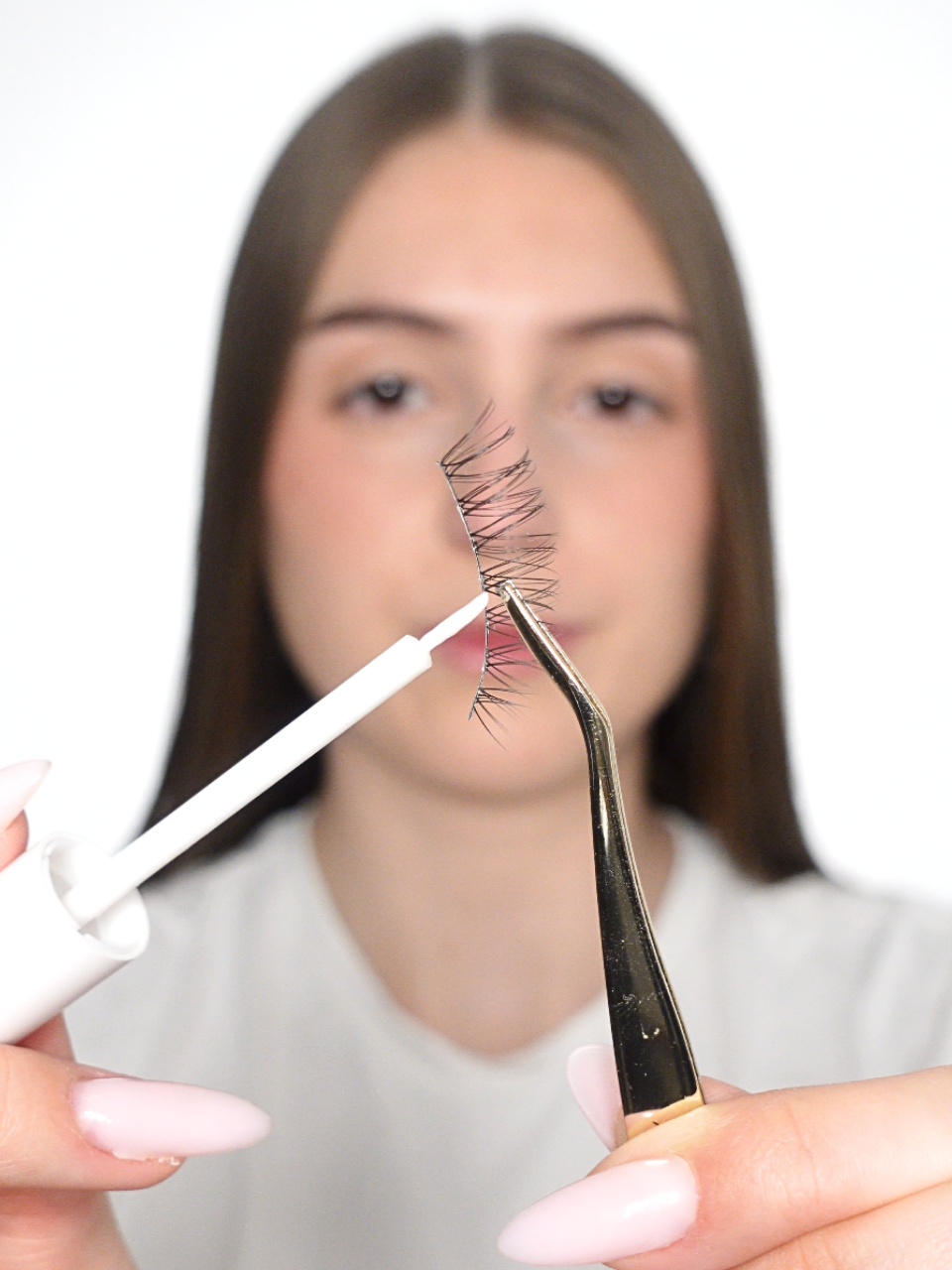 Appliquer la colle sur la bande des faux cils à frange - Ishyati Beauty