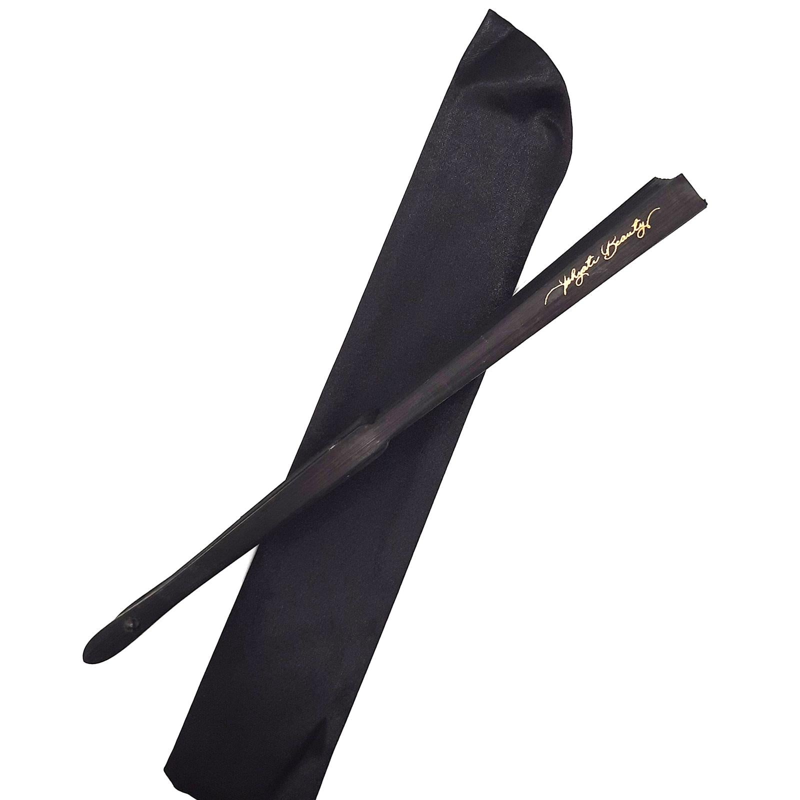 EVENTAIL EN SOIE Accessoires pour Faux Cils Réunion 974 Notre éventail siglé en bambou et en tissu de soie noir accélère le séchage de l’eye-liner magnétique 3 en 1 et du mascara, avant la pose de vos faux cils.