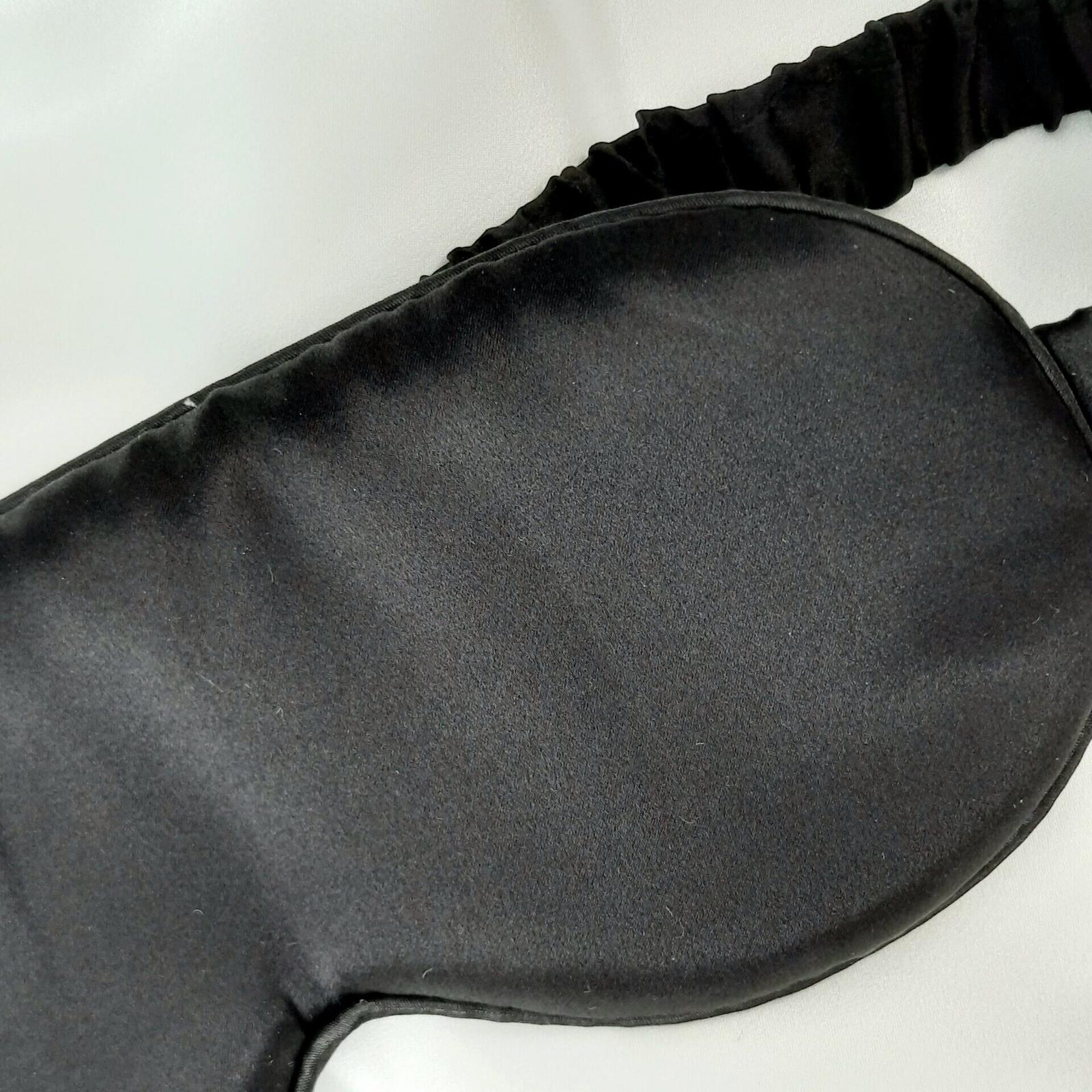 Photo en gros plan d'un Masque de Nuit en Soie Véritable Noire par Ishyati Beauty