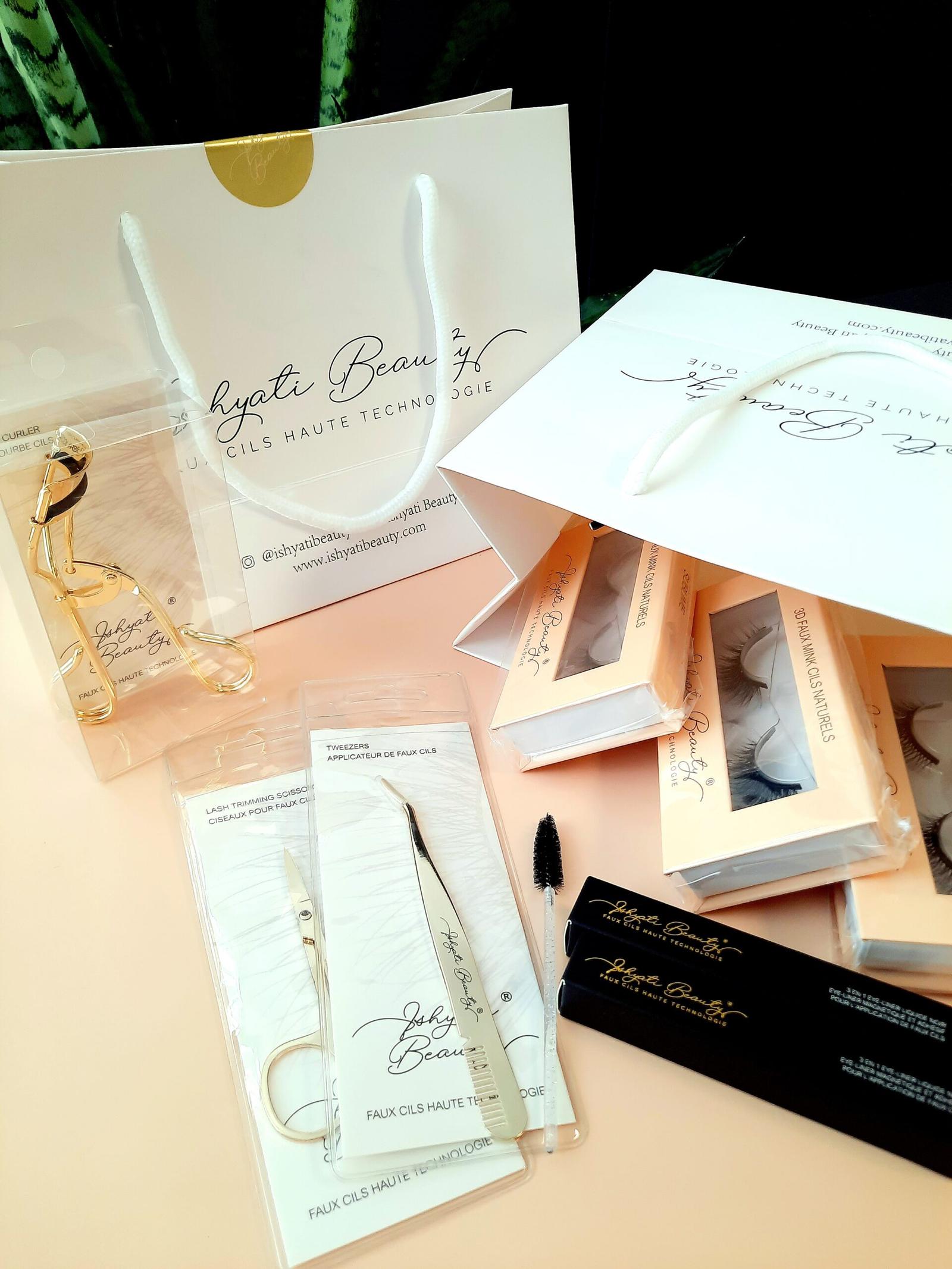 Photo de plusieurs accessoires et des Faux Cils de chez Ishyati Beauty l'eshop basé à la Réunion 974