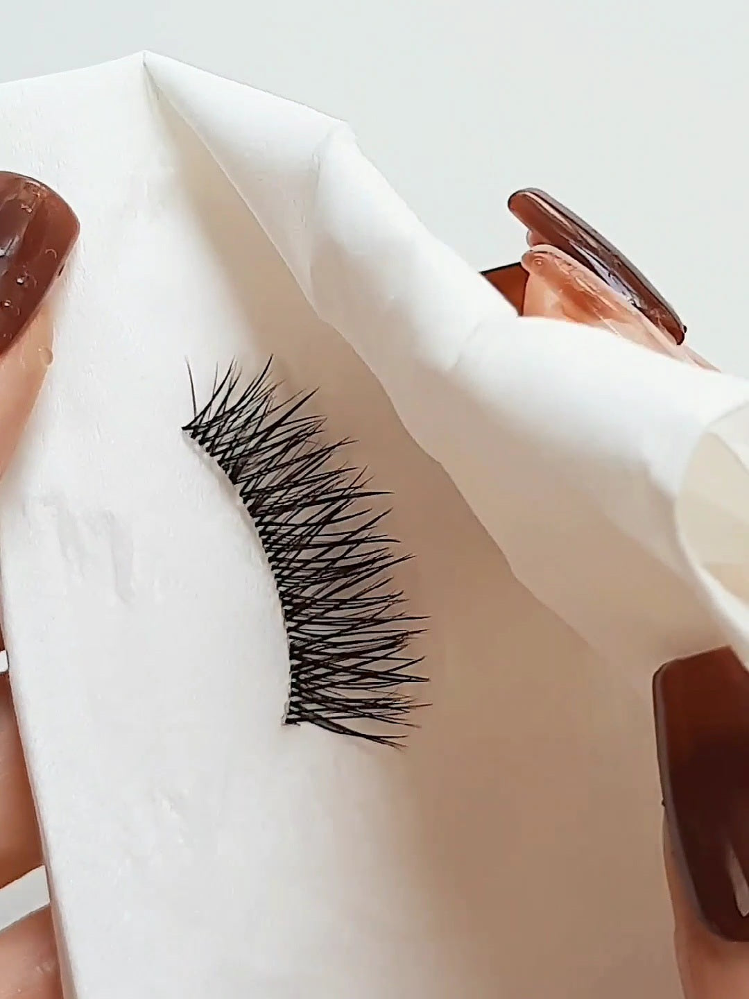 Pour bien nettoyer vos faux cils tamponnez les doucement suite au rincage