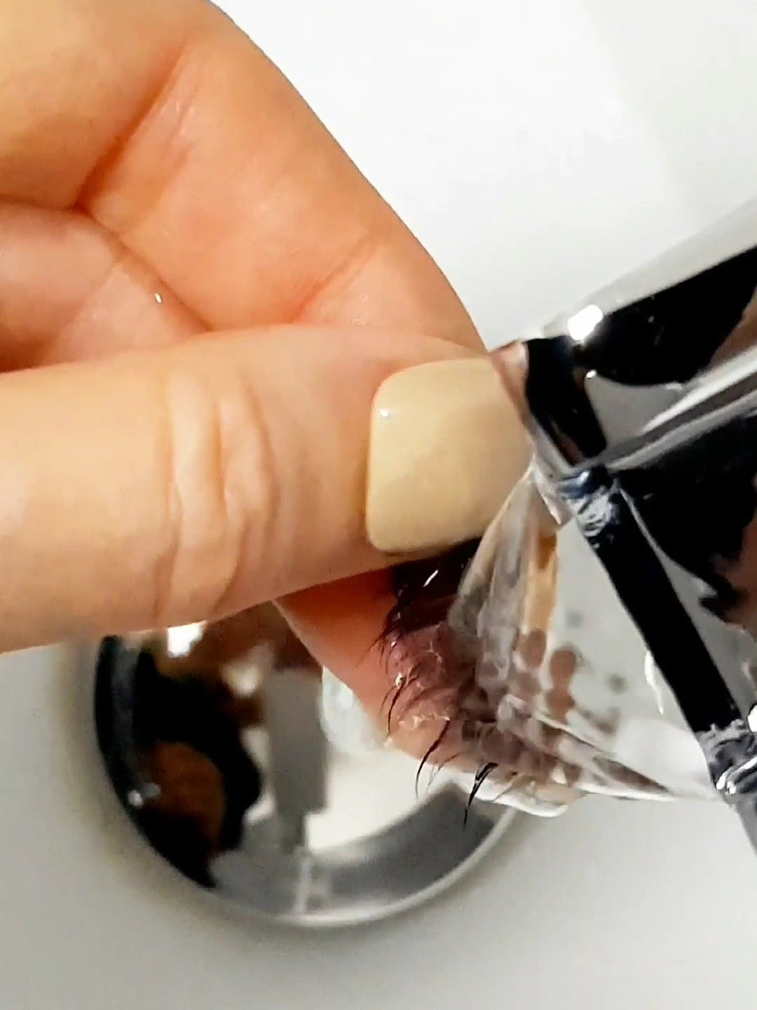 Bien nettoyer vos faux cils par un rinçage de tout produit démaquillant