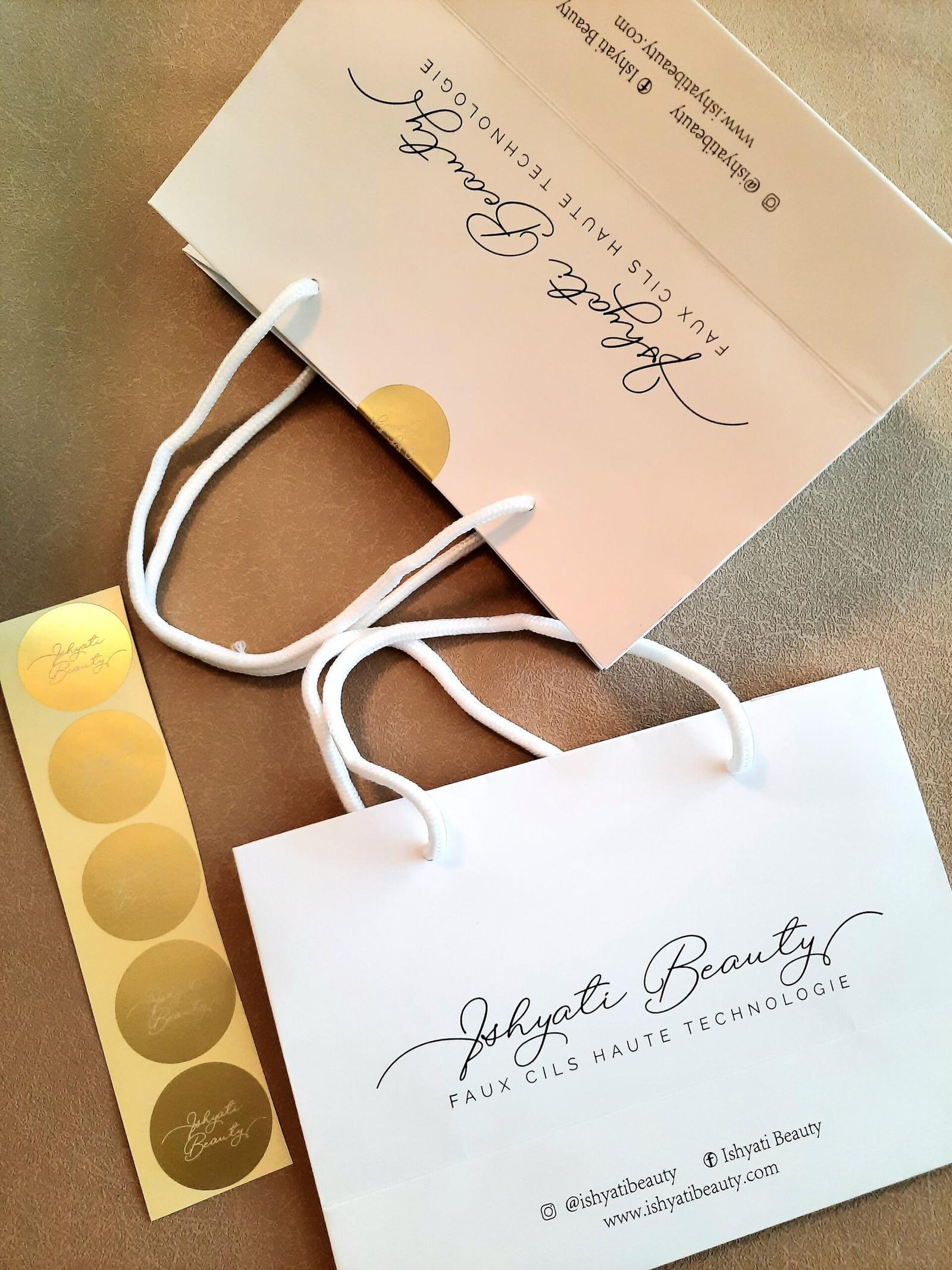 Photo des Stickers de chez Ishyati Beauty l'eshop spécialisé en Faux Cils basé à la Réunion 974