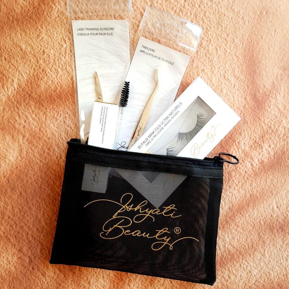 Photo des Faux Cils Ultra Naturel Charme, Blush et Allure et des accessoires pour Faux Cils comme des Ciseaux de chez Ishyati Beauty la boutique en ligne de la Réunion 974
